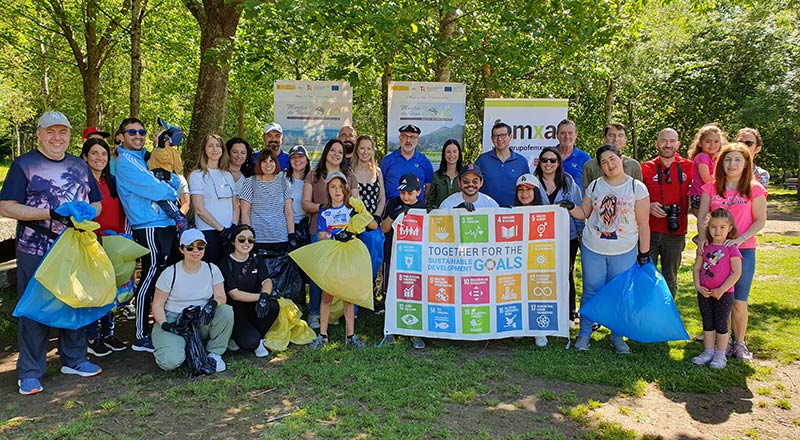 Grupo de voluntarios que participó en la recogida de basuraleza organizada por Femxa en Vigo